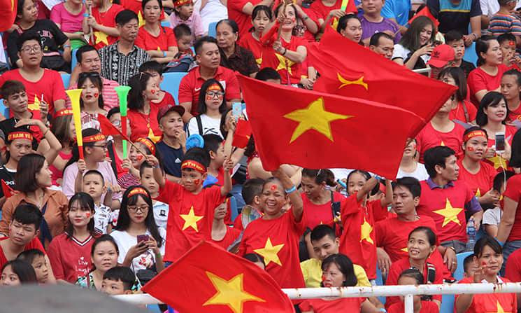 Ghi nhận lúc 16h45 của phóng viên Kiến Thức, hàng nghìn cổ động viên đã vào bên trong khu vực khán đài sân vận động quốc gia Mỹ Đình để tham dự chương trình vinh danh Đoàn Thể thao Việt Nam.