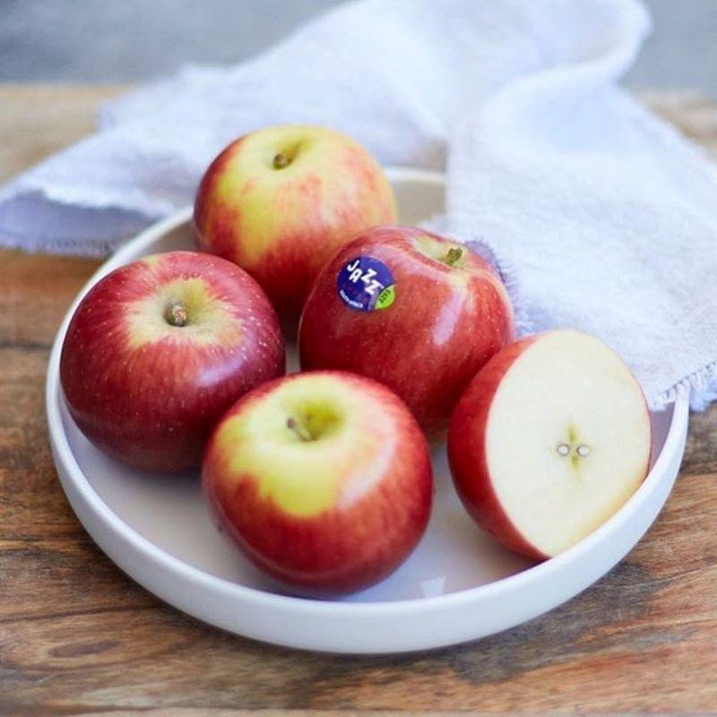 Vị ngọt tự nhiên trong các loại trái cây, đặc biệt là táo làm tăng thời gian chuyển hóa các loại đường trong cơ thể. Nhờ vậy, bạn sẽ cảm thấy cơ thể có năng lượng hơn khi phải thức khuya xem bóng đá.