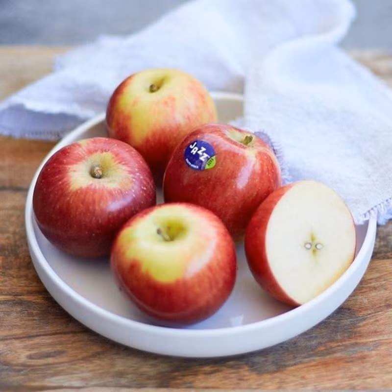 Vị ngọt tự nhiên trong các loại trái cây, đặc biệt là táo làm tăng thời gian chuyển hóa các loại đường trong cơ thể. Nhờ vậy, bạn sẽ cảm thấy cơ thể có năng lượng hơn khi phải thức khuya xem bóng đá.