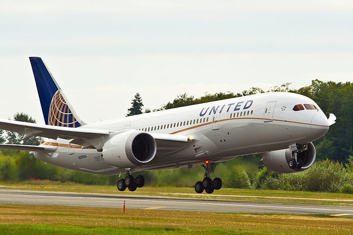 Từ Los Angeles, Mỹ tới Singapore (United Airlines), du khách trải qua chuyến hành trình dài 14.114 km. Thời gian bay ước tính: 17 giờ 55 phút, sử dụng máy bay Boeing 787. Chuyến bay đầu tiên: 27/10/2017.