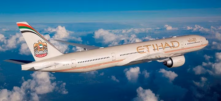 Abu Dhabi, UAE tới Los Angeles, Mỹ (Etihad Airlines): Quãng đường: 13.503 km, thời gian bay ước tính: 16 giờ 30 phút. Máy bay sử dụng là Boeing 777-300 ER và chuyến bay đầu tiên ngày 1/6/2014.