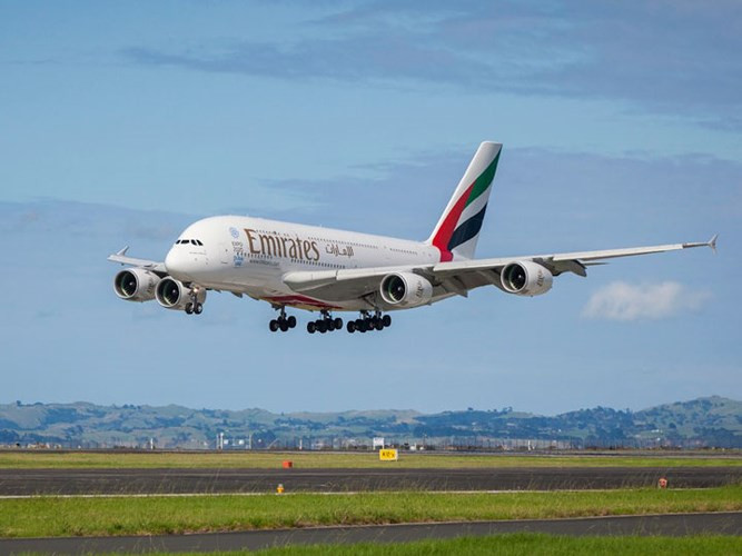 Dubai, UAE tới Los Angeles, Mỹ (Emirates Airlines): Chiều dài của chuyến bay là 13.420 km, thời gian bay ước tính: 16 giờ 20 phút. Máy bay sử dụng là Airbus A380. Chuyến bay đầu tiên: 26/10/2008.