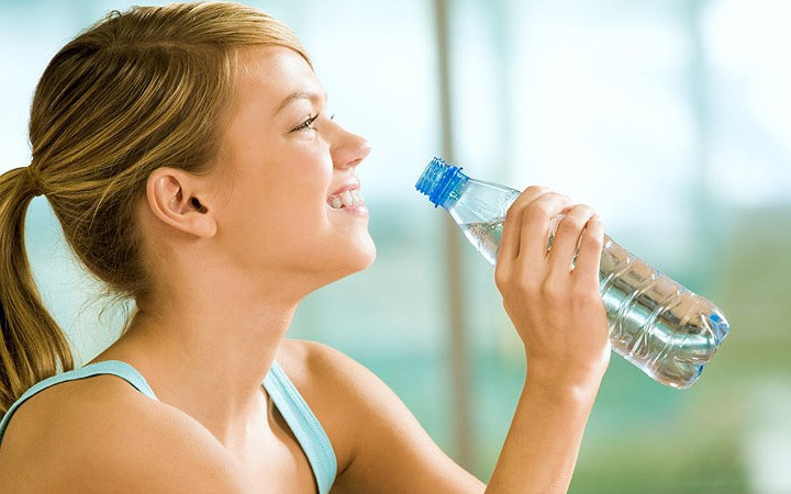 Uống nhiều nước. Uống nước sẽ giúp cân bằng nước và duy trì nhiệt độ cơ thể bình thường. Không uống đồ uống có cồn hay cà phê. Những thứ này có thể cản trở khả năng kiểm soát nhiệt độ của cơ thể.