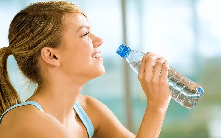 Uống nhiều nước. Uống nước sẽ giúp cân bằng nước và duy trì nhiệt độ cơ thể bình thường. Không uống đồ uống có cồn hay cà phê. Những thứ này có thể cản trở khả năng kiểm soát nhiệt độ của cơ thể.