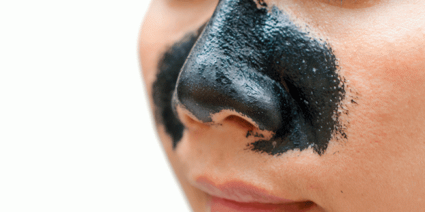  5. Lột mụn đầu đen Mụn đầu đen là kẻ thù của không ít chị em phụ nữ và ai cũng muốn loại trừ triệt để chúng. Tuy nhiên, phương pháp mà đa số mọi người lựa chọn chính là dùng các loại gel hoặc miếng dán trực tiếp lấy chúng ra khỏi lỗ chân lông. Việc lột mụn như vậy không những gây tổn thương bề mặt da, khiến lỗ chân lông bị to mà còn khiến mụn đầu đen quay trở lại với tốc độ nhanh hơn. 