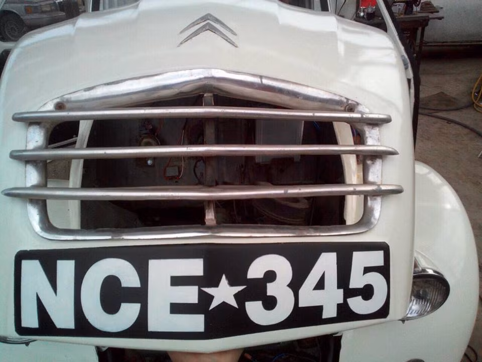 Cũng trên chiếc xe này, ông Lai thường chở bà "vợ bé" là Đặng Tuyết Mai (hay còn gọi là Đặng Thị Thiệp) về căn nhà ở Nguyễn Đình Chiểu mỗi chiều. Cánh cửa ngôi nhà đóng chặt, là lúc ông chui xuống đào hầm còn bà ở trên nhận đất. Đến sáng sớm, ông lái xe hơi cùng “vợ bé” rời đi, trong xe giấu những bao tải đựng đầy đất đá. Trong một thời gian dài, căn hầm được đào xong mà không một ai hay biết.