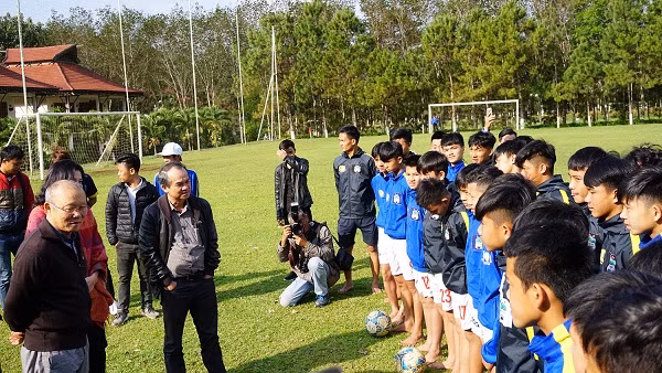 HLV Park Hang Seo giao lưu và chia sẻ với các cầu thủ nhí ở Học viện Bóng đá HAGL.