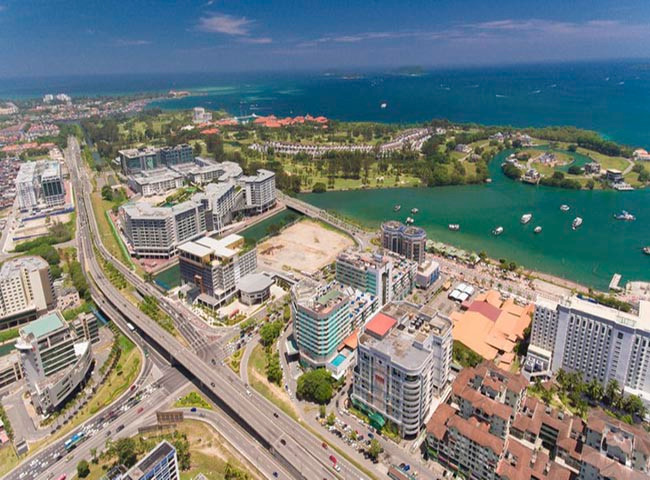  6. Kota Kinabalu, Sabah Những trung tâm mua sắm, tòa nhà nằm trải dài trên bờ biển cát màu cam tuyệt đẹp. Ở đây có bãi biển Tanjung Aru là nơi lý tưởng đến ngắm hoàng hôn, sau đó tản độ dọc theo vịnh Likas để chiêm ngưỡng vẻ đẹp của hòn đảo khi đêm về.