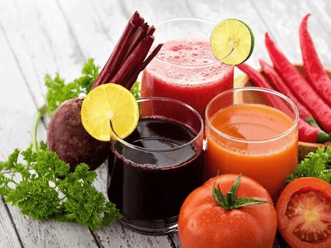 Nước ép rau quả: Nước ép rau quả có tác dụng làm sạch đại tràng rất tốt. Nước rau, quả ép có chứa chất xơ và chất dinh dưỡng hỗ trợ cho quá trình tiêu hóa. Bạn có thể lựa chọn các loại rau như cà rốt, củ dền, dưa chuột, cà chua, rau chân vịt để làm sạch ruột già.