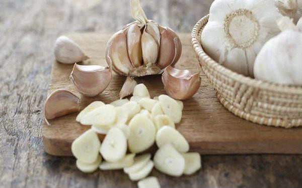 Triệt tiêu mụn cóc hiệu quả và nhanh chóng với bài thuốc dân gian từ tỏi tươi - Ảnh: Internet.