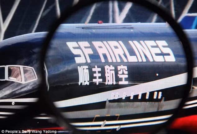 Năm 2008, Wang Wei thành lập S.F. Holding Group, công ty mẹ của SF Express. Năm sau đó, Wang Wei lập hẳn hãng hàng không riêng SF Airlines để mở rộng địa bàn. Tính tới tháng 3/2017, SF Airlines vận chuyển 1.400 tấn hàng hoá đủ loại từ nặng hàng tấn tới vài kg mỗi ngày. Ảnh: People's Daily.