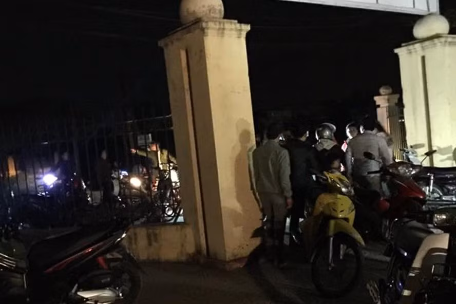 Có rất đông người dân đến sân kho nhà văn hóa để theo dõi sự việc. Ảnh: CC.