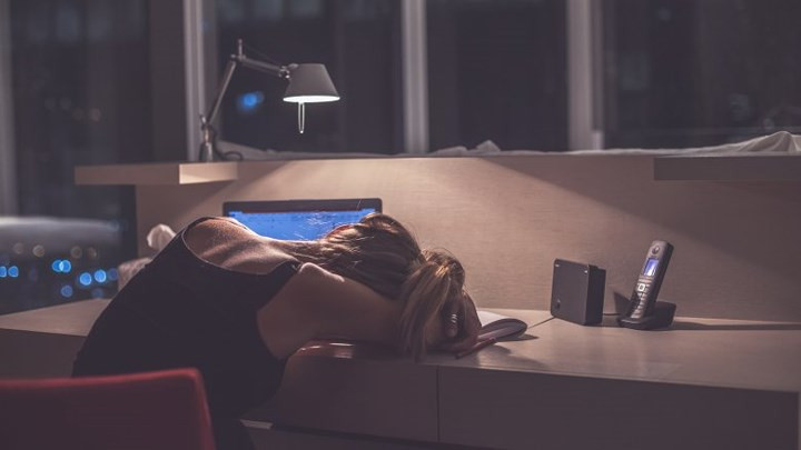 Kiệt sức: Nếu bạn thường xuyên mệt mỏi mà không thể hiểu được lý do tại sao, bạn cần phải xem xét chế độ ăn uống của mình. Theo các nghiên cứu, rau quả cung cấp tất cả các loại chất dinh dưỡng mà mọi người cần để tăng cường năng lượng. Ăn nhiều rau màu xanh lá cây đậm hơn để đảm bảo cơ thể có thêm magiê, giúp sản xuất năng lượng.