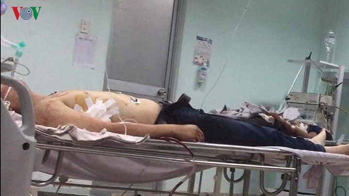 Ba "hiệp sĩ" bị thương gồm: Trần Văn Hoàng, Nguyễn Đức Huy, không thuộc nhóm "hiệp sĩ" và Đinh Phú Quý, người rủ Huy đi cùng nhóm. Trong ảnh: 1 Hiệp sĩ bị đâm trọng thương đang được cấp cứu tại bệnh viện. (Ảnh: Vinh Quang)