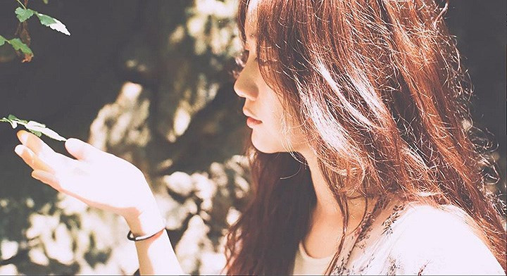  Hành động như thể bạn không quan tâm. Đừng đeo bám, hay nài nỉ, vì như thế chỉ khiến chàng cảm thấy nhàm chán. Thay vào đó, con gái hãy ra vẻ thản nhiên. Nếu cậu ấy không muốn nói chuyện với nàng, hãy phớt lờ và nói chuyện với người khác. Hãy để họ thấy nàng có cuộc sống riêng của mình và thế giới không dừng lại ở việc chăm chăm nhìn xem chàng đang làm gì.