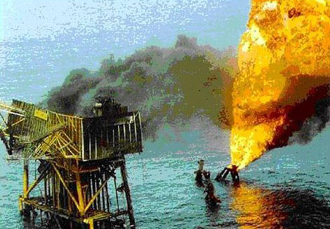 Sáng ngày 7/7, lửa vẫn cháy ngùn ngụt từ đường ống dẫn dầu thô và khí đốt.