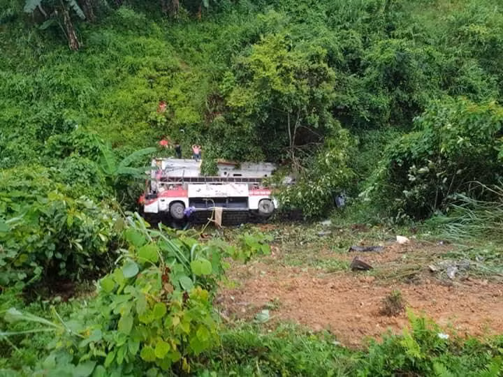 Hiện trường vụ xe khách rơi xuống vực.