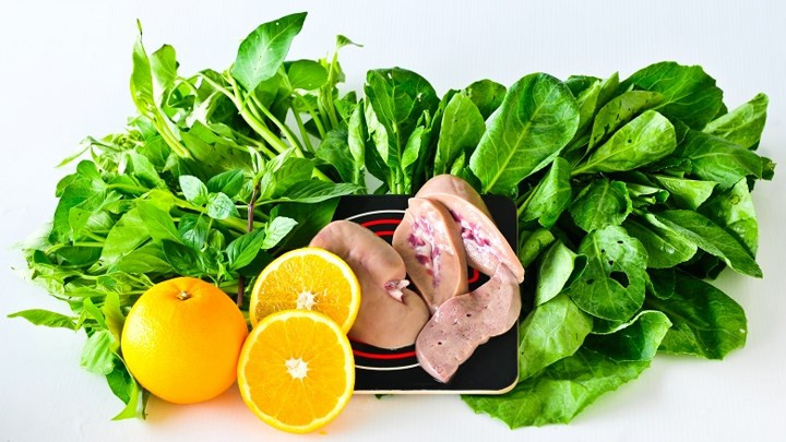 Folate và Axit Folic: Folate thuộc nhóm vitamin nhóm B. Không chỉ phụ nữ mang thai, folate cũng rất quan trọng đối với tất cả mọi người. Axit folic làm giảm lượng homocysteine (nguyên nhân gây bệnh tim) trong máu của chúng ta. Axít folic cũng liên quan đến việc cải thiện khả năng nhận thức, bệnh tâm thần và sức khỏe tim mạch. Vì axit folic rất quan trọng đối với sức khỏe của thai nhi, nên tất cả phụ nữ cần bổ sung đầy đủ axit folic mỗi ngày.