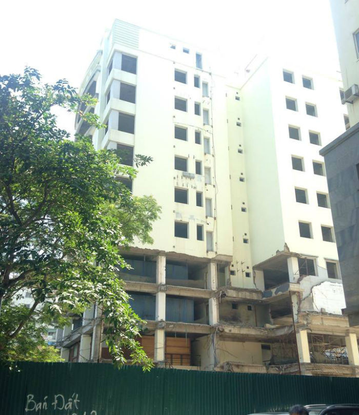 Công trường không một bóng công nhân.