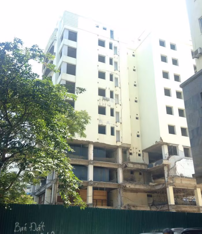 Công trường không một bóng công nhân.