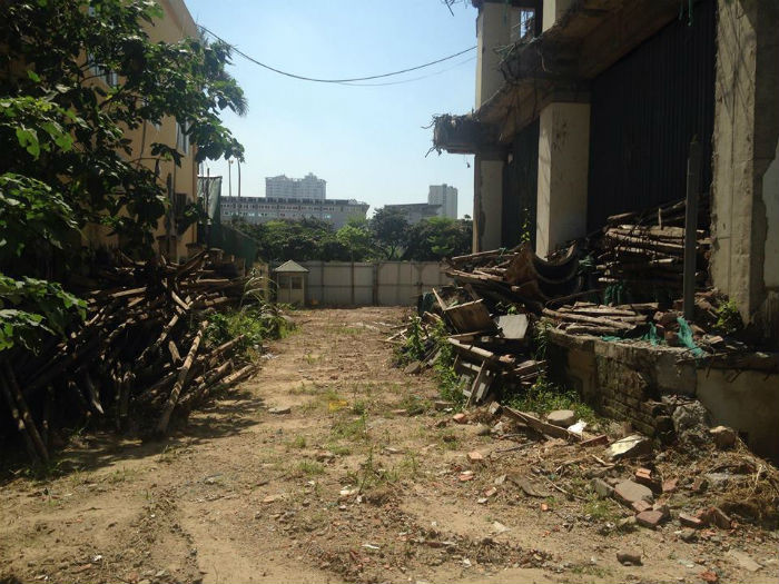 Công trường mọc cỏ hoang.