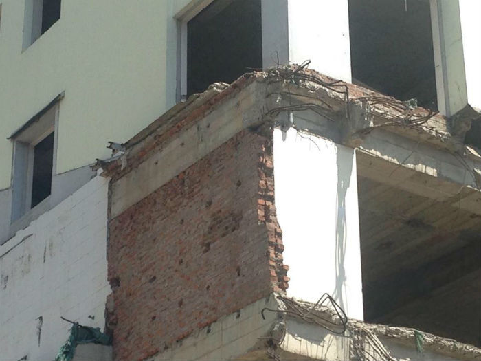 Công trường bị dừng thi công trong thời gian dài.