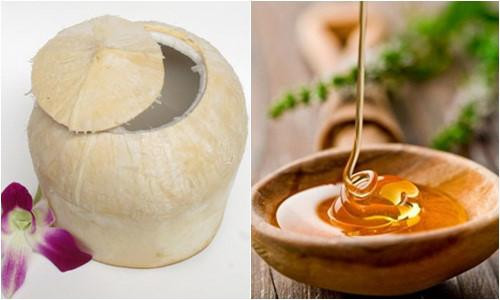 Nước dừa kết hợp với mật ong tạo thành nước uống cực tốt cho da.
