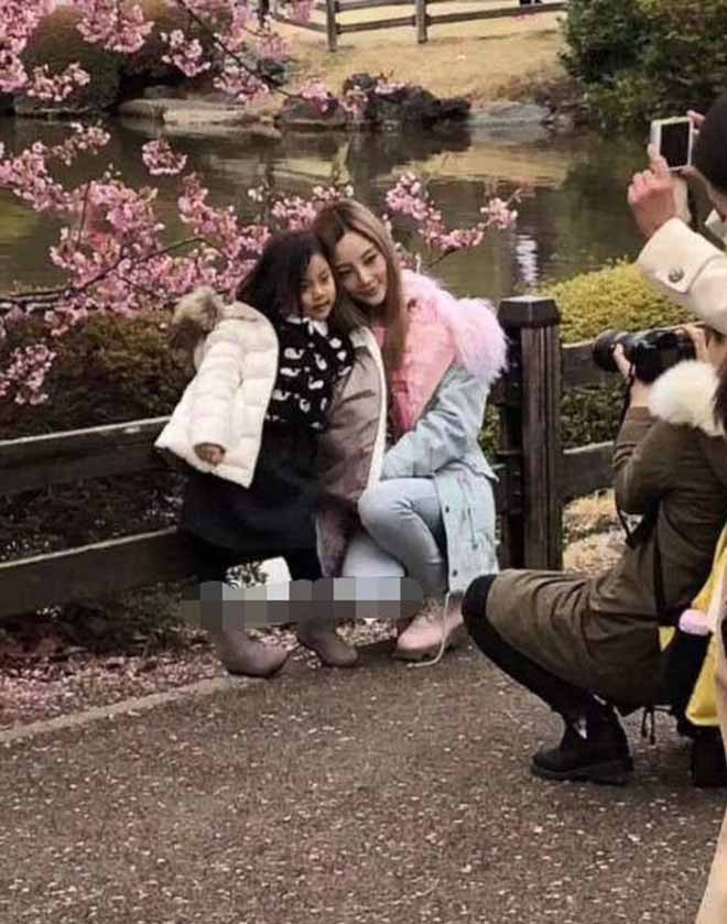 Hình ảnh Lý Tiểu Lộ cùng con gái tại Shinjuku, Nhật Bản nhận phải nhiều ý kiến trái chiều của cư dân mạng.