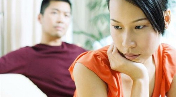 Với mức lương hai vợ chồng công nhân vốn đã eo hẹp, từ ngày vợ sinh đứa thứ 2 không đi làm nữa gánh nặng tài chính lại đổ lên đầu tôi (Ảnh minh họa)