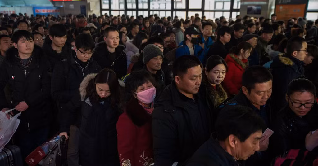 Hàng trăm triệu người đổ về ga tàu tại thành phố Bắc Kinh (Trung Quốc) để về quê đón Tết cùng gia đình. Ảnh: Gilles Sabrié.
