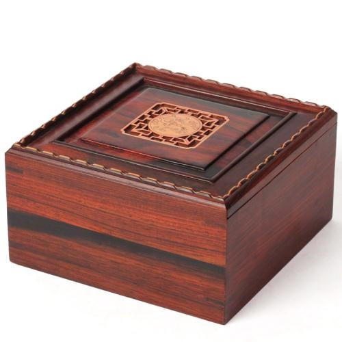  Tuổi Mùi Người tuổi Mùi nên chăm chút hướng Bắc của mình. Họ có thể đặt một hộp gỗ gụ ở phía Bắc văn phòng. Sau đó, bày bên trong hộp là một đồ vật liên quan đến công việc của mình. Ví dụ, đầu bếp có thể đặt một chiếc nồi hoặc con dao vào phía trong. Bằng cách này, tài sản của người tuổi Dê sẽ sinh sôi nảy nở. 