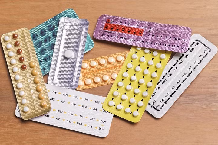 Dùng liệu pháp thay thế hormone estrogen: Sử dụng loại liệu pháp này sau khi mãn kinh có thể tăng nguy cơ ung thư buồng trứng. Theo Hiệp hội Ung thư Mỹ, những người dùng estrogen (không có progesterone) trong ít nhất năm hoặc 10 năm có nguy cơ cao bị ung thư buồn trứng.