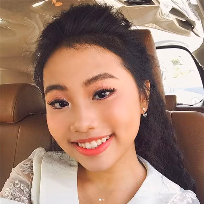 Phương Mỹ Chi có lúc trang điểm đậm như người lớn.