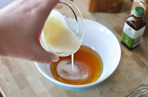 Bỏ 2 thìa đường nâu vào hỗn hợp trên rồi khuấy đều tay đến khi thu được hỗn hợp dạng sền sệt. Đổ hỗn hợp vào lọ thủy tinh, đậy kín nắp và bảo quản trong ngăn mát tủ lạnh.