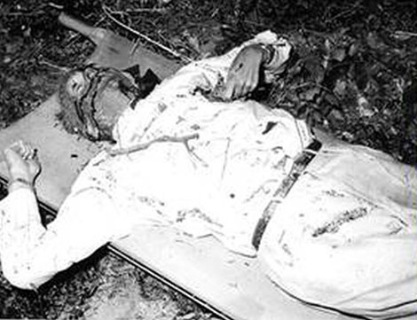 Thi thể của Tổng Thư ký LHQ Dag Hammarskjold lúc được đưa ra khỏi xác chiếc DC6.