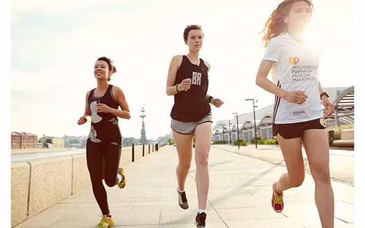 Thường xuyên vận động, tập luyện để tăng cường sức khỏe giúp cơ thể chống chọi với sự "khắc nghiệt" của thời tiết.