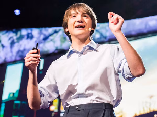 10. Jack Andraka Jack Andraka sinh năm 1997 và chỉ là một đứa trẻ bình thường cho đến khi người thân mất vì ung thư tuyến tụy. Điều này thôi thúc cậu tìm ra phương pháp để xác định bệnh ung thư sớm nhất. Ở tuổi 15, Jack Andraka phát minh ra một loại cảm biến mới giúp phát hiện tế bào ung thư nhanh hơn 168 lần và chính xác hơn 25-50% so với các xét nghiệm y học. Gần 200 phòng thí nghiệm đã bác bỏ phương pháp của cậu bé cho đến khi tiến sĩ Anirban Maitra tại John Hopkins đồng ý hỗ trợ và công nhận phát minh của Jack Andraka.