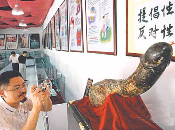 Triển lãm sinh thực khí nam giới bằng đồng thời cổ.