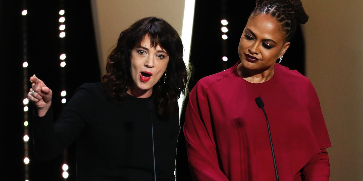 Asia Argento phát biểu bên cạnh thành viên ban giám khảo Ava DuVernay tại LHP Cannes 2018.