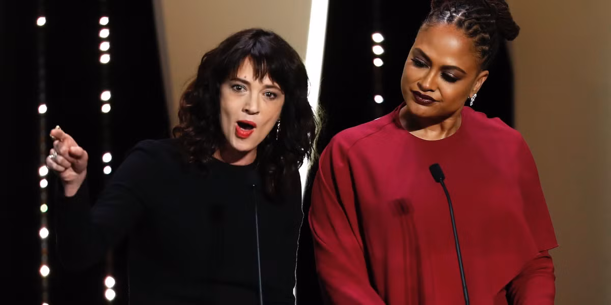 Asia Argento phát biểu bên cạnh thành viên ban giám khảo Ava DuVernay tại LHP Cannes 2018.