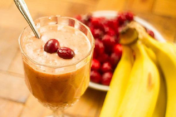  2. Sinh tố việt quất - chuối Chuối có tác dụng giảm cân rất tốt và bạn có thể dễ dàng kết hợp cùng việt quất để có ly sinh tố giảm cân. Bạn để lạnh việt quất, sau đó trộn với 1 quả chuối, xay nhuyễn. Sinh tốt việt quất góp phần làm giảm đáng kể lượng tế bào hình thành mô mỡ, trong khi chuối giúp đào thải chất độc ra khỏi cơ thể. Do đó đây là một công thức giảm mỡ bụng an toàn, giúp bạn lấy lại vóc dáng.