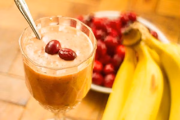  2. Sinh tố việt quất - chuối Chuối có tác dụng giảm cân rất tốt và bạn có thể dễ dàng kết hợp cùng việt quất để có ly sinh tố giảm cân. Bạn để lạnh việt quất, sau đó trộn với 1 quả chuối, xay nhuyễn. Sinh tốt việt quất góp phần làm giảm đáng kể lượng tế bào hình thành mô mỡ, trong khi chuối giúp đào thải chất độc ra khỏi cơ thể. Do đó đây là một công thức giảm mỡ bụng an toàn, giúp bạn lấy lại vóc dáng.