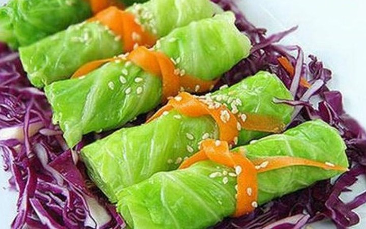 Ăn bắp cải thường xuyên: Bắp cải là một loại rau ít calo có nhiều vitamin thiết yếu như riboflavin, thiamin và axit pantothenic. Đây là nguồn chất xơ tốt nhất giúp cải thiện sự hấp thụ chất dinh dưỡng. Thêm bắp cải trong chế độ ăn uống có thể giúp bạn giảm mỡ thừa rất dễ dàng.