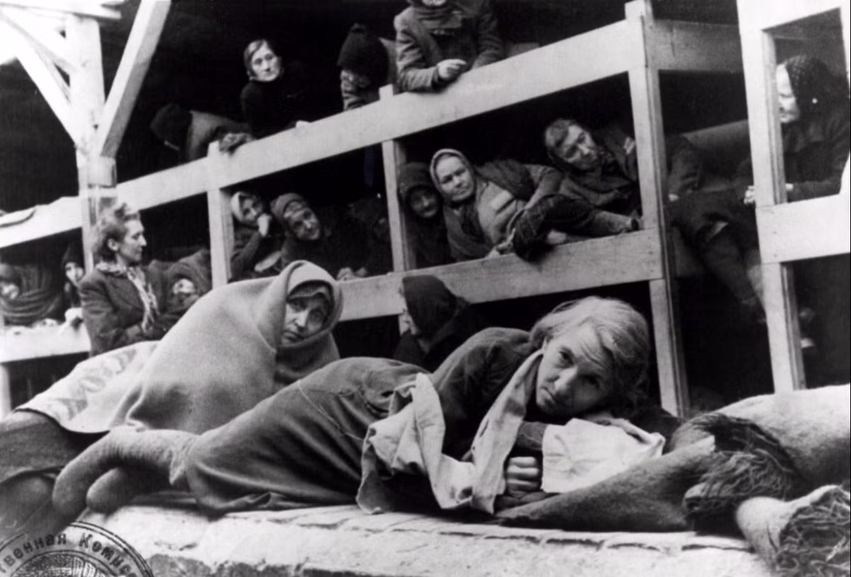 Những phụ nữ sống sót trong trại ở Auschwitz ở Ba Lan vào tháng 1/1945. Ảnh do một nhiếp ảnh gia của Nga ngay sau khi giải phóng trại ít phút.