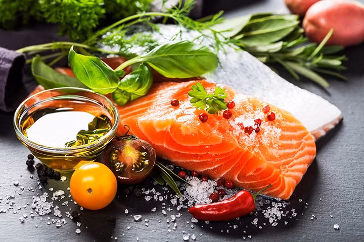 Cá: Theo một nghiên cứu được công bố trên tạp chí Rheumatology, ăn 1 gram dầu cá mỗi ngày có thể giúp giảm đau cho bệnh nhân viêm xương khớp, đặc biệt là dạng viêm khớp phổ biến nhất thường ảnh hưởng đến bàn tay, hông và đầu gối. Các axit béo thiết yếu có trong dầu cá có thể làm giảm viêm ở các khớp, giúp giảm đau. Ngoài ra, ăn các loại cá như cá hồi, cá ngừ và cá mòi thường xuyên hơn để giảm viêm xương khớp.