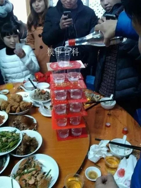 Cảnh tượng này chẳng khác nào đang rót rượu tại lễ cưới. Người “lời” nhất trong cuộc phát lì xì này có lẽ là người đầu tiên, khi chỉ phải uống một cốc.