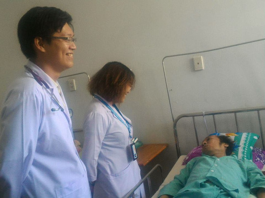 Bác sĩ Cao Thị Lan Hương, Khoa Hồi sức của Bệnh viện Trưng Vương đến chúc mừng bệnh nhân vì đã hồi phục.