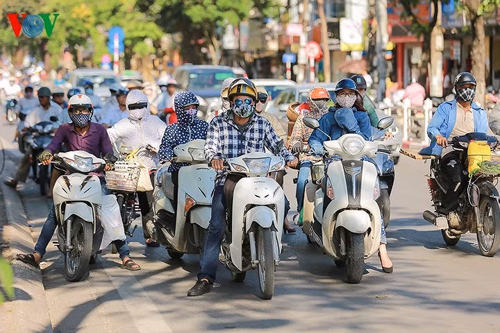 Lựa chọn trang phục khi làm việc dưới trời nắng nóng cũng là việc rất cần thiết. Mang quần áo nhẹ và rộng. Mặc quần áo quá mức hoặc quần áo chặt chẽ sẽ gây bí, mồ hôi không thoát được. (Ảnh: Vũ Toàn)