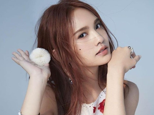 Cùng với kem dưỡng da cổ, mỹ nhân “Thơ ngây” còn thường dùng các loại tinh chất, huyết thanh để làm mặt nạ vì đây là những loại dưỡng chất đậm đặc, có tính đặc trị cao đối với làn da.