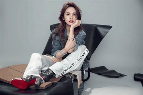 Đó là Dương Thừa Lâm đã dùng kem dưỡng cho phần cổ từ năm 20 tuổi, khi mà cơ thể còn chưa có dấu hiệu lão hóa.